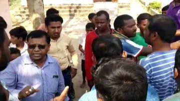 ମଧ୍ୟାହ୍ନ ଭୋଜନ ବନ୍ଦକୁ ନେଇ ଉତ୍ତେଜନା: ପ୍ରଧାନ ଶିକ୍ଷକଙ୍କୁ ଅଟକ ରଖିଲେ ଅଭିଭାବକ