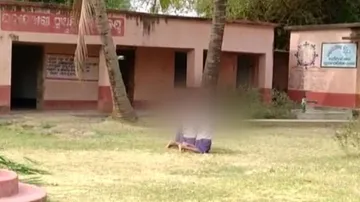 ସ୍କୁଲରେ ଛାତ୍ରଛାତ୍ରୀଙ୍କୁ ଆଣ୍ଠେଇବାର ଭିଡିଓ ଭାଇରାଲ୍