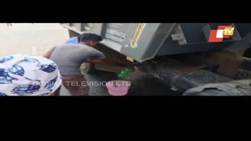 NEWS FUSE - Oil Theft From Tanker During Protest