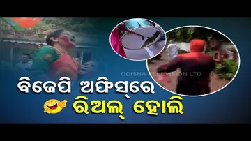 News Fuse | When man tries to apply colour on BJP leader Pratap Sarangi | Watch