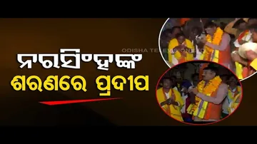 News Fuse | Pradip Purohit sings bhajan during campaigning