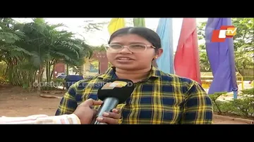 Ukraine returnee medical student interacts with media