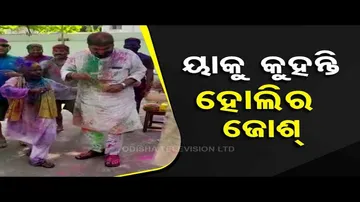 News Fuse | Congress leader Sura Routray plays Holi at Congress bhawan