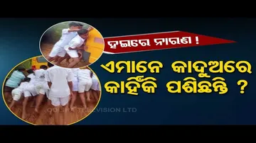 News Fuse | School students push bus as it struggles to get out of mud