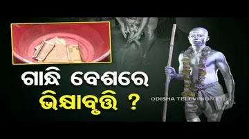 Man dressed up as Mahatma Gadhi begs money in Cuttack Bali Yatra