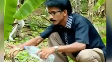 ଶୋଷିଲା ନାଗସାପକୁ ପାଣି ପିଆଇଲେ ବନ ଅଧିକାରୀ, ଦେଖନ୍ତୁ ଭିଡିଓ...