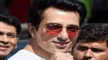 କୁନି ଝିଅର କଥା ଶୁଣି ଆଲିଙ୍ଗନ କରିବାକୁ ନିବେଦନ କଲେ ସୋନୁ ସୁଦ