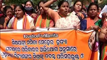 BJP Mahila Morcha activists 