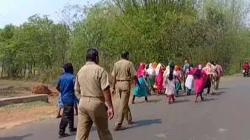 ଜିଲ୍ଲାପାଳଙ୍କୁ ଗୁହାରି ଜଣାଇବାକୁ ଅଭିନବ ପ୍ରତିବାଦ