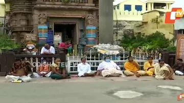 ଶ୍ରୀମନ୍ଦିର ଖୋଲିବାକୁ ଧାରଣାରେ ବସିଲେ ସେବାୟତ