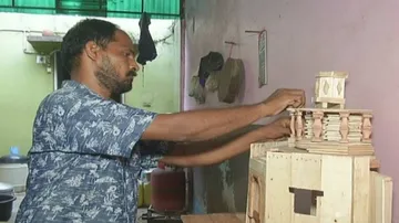 ତାଲିମ ନେଇ ନାହାନ୍ତି, ବାଉଁଶରେ ନିଖୁଣ କଳାକୃତି କରୁଛନ୍ତି ଚାଟ୍ ବିକାଳୀ