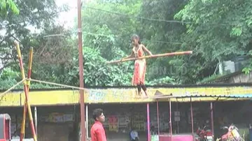 ପେଟର ଭୋକ ଆଗରେ ହାର ମାନିଛି ବୟସ : ଛତିଶଗଡରୁ ଆସି ଓଡିଶାରେ ବାଉଁଶରାଣୀ ଖେଳ ଦେଖାଉଛି କୁନି ଝିଅ