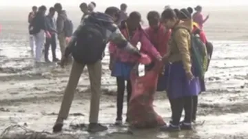 ବେଳାଭୂମି ସଫେଇ କଲେ ଛାତ୍ରଛାତ୍ରୀ