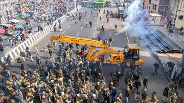 ଦିଲ୍ଲୀ କୃଷକ ହିଂସାରେ ଜଣେ ମୃତ; ଲାଲ୍‌ କିଲା ଭିତରେ ଧସେଇ ପଶିଲେ ଚାଷୀ