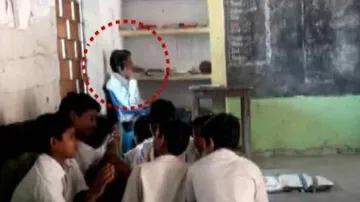 ଶ୍ରେଣୀ ଗୃହରେ ମୋବାଇଲ୍‌ରେ ଗପିବା ମହଙ୍ଗା ପଡିଲା ଶିକ୍ଷକଙ୍କୁ