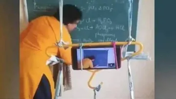 ଏମିତି ଅଭିନବ ଉପାୟରେ ପାଠ ପଢ଼ାଇଲେ ଶିକ୍ଷୟିତ୍ରୀ, ଫଟୋ ଭାଇରାଲ