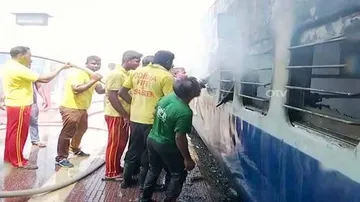 ତପସ୍ୱିନୀ ଏକ୍ସପ୍ରେସ୍‌ରେ ନିଆଁ