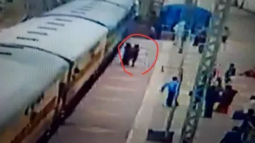 ଝିଅକୁ ଅପହରଣ କରି ନେଇଯାଉଥିଲା ଯୁବକ, ଟ୍ରେନ ଆଗକୁ ଡେଇଁ ପଡ଼ିଲେ ମାଆ