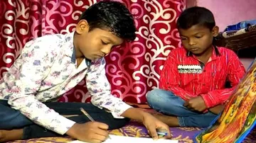 ଦିବ୍ୟାଙ୍ଗ ଦୁଇ ଭାଇ ହୃଦୟ ଜିତିଲେ : ପାଟି ସିନା ଖୋଲେନି, ହେଲେ କଥା କହେ ହାତ