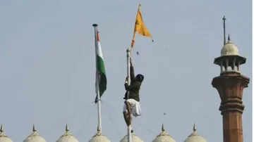 ଲାଲ୍‌କିଲ୍ଲାରେ ନିସାନ ସାହିବ ଉଡ଼ାଇଥିବା ଯୁବକ ଚିହ୍ନଟ, ଗାଁ ଛାଡ଼ି ପଳାଇଲେ ପରିବାର ଲୋକେ