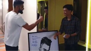 ପ୍ରଶଂସକ ଭଙ୍ଗା ମୋବାଇଲରେ ତିଆରି କଲେ କୋହଲିଙ୍କ ପ୍ରତିମୂର୍ତ୍ତି