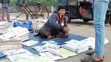 ଦୁଃଖ ଦେଖେଇଛି ବାଟ : ଖବର କାଗଜ ବିକ୍ରି କରି ଚଳାଉଛନ୍ତି ପରିବାର