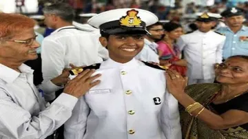 ନୌସେନାରେ ପ୍ରଥମ ମହିଳା ପାଇଲଟ୍