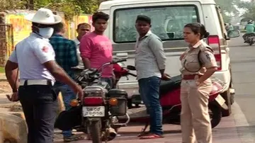 ଚିନ୍ତା ବଢାଇଲା ରଙ୍ଗ୍ ସାଇଡ୍ ଡ୍ରାଇଭିଂ