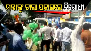 ସ୍ୱାସ୍ଥ୍ୟକାର୍ଡ଼ ବାଣ୍ଟିବାକୁ ଯାଇଥିଲେ, ବିରୋଧର ଶିକାର ହେଲେ ମନ୍ତ୍ରୀ।