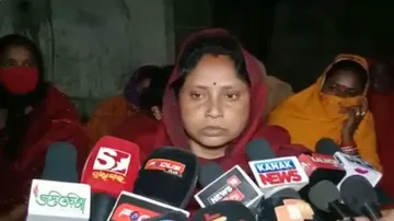 ନ୍ୟାୟ ପାଇଁ ସ୍ୱାମୀଙ୍କ ଘର ଆଗରେ ଧାରଣା