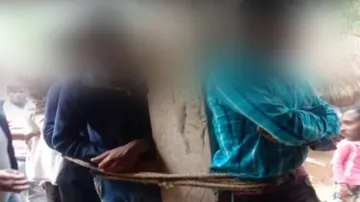 ମହିଳାଙ୍କ ଅଶ୍ଲୀଳ ଫଟୋ ଉଠାଉଥିଲେ ; ୩ ଯୁବକଙ୍କୁ ବାନ୍ଧିଲେ ଗ୍ରାମବାସୀ