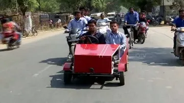 ଛାତ୍ରଙ୍କ ଅଦ୍ଭୁତ ସଫଳତା : ମାତ୍ର ୫୦ ହଜାର ଟଙ୍କାରେ ତିଆରି କଲେ ମିନି କାର୍