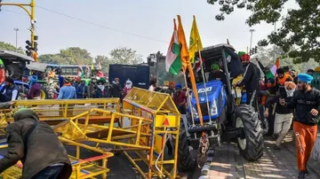 ଟ୍ରାକ୍ଟର ରାଲିରେ ଚାଷୀ-ପୁଲିସ ମୁହାଁମୁହିଁ, ଲୁହବୁହା ଗ୍ୟାସ ପ୍ରୟୋଗ କଲା ପୁଲିସ