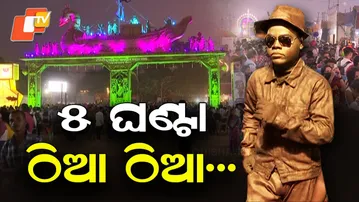 Man stands still for hours at Balijatra Cuttack, becomes selfie attraction