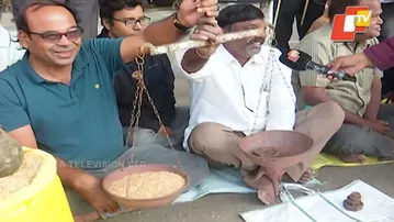 Sambalpur Farmers Stage Unique Symbolic Protest Over Rice & Token Issues
