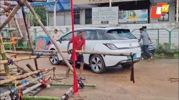ହେ ହେ ଭୁଶୁଡ଼ିଗଲାରେ...Light gate collapses mid‑rain in Dhenkanal ahead of Puja