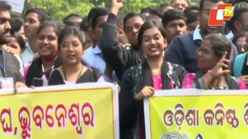 Junior teachers intensify protest, over 13k join indefinite dharna at Lower PMG #OTV