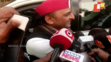 Akhilesh Yadav Meets Naveen Patnaik, Presents Red Shawl