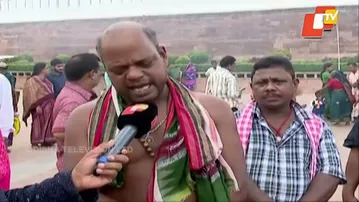 Devotees Perform Ancestor Tarpaṇa at Lion’s Gate of Temple, Invite Elders for Darśan