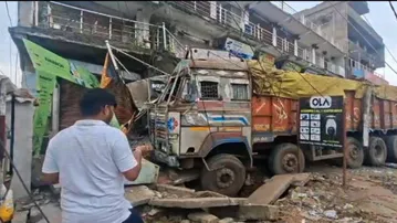 Truck crashes into garage in Bolangir