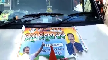 High drama outside Odisha Congress Bhawan as Jatra personality Nandu Babu’s grand ‘political-entry’ blocked