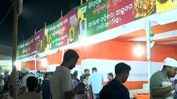 ‘Dahibara Hata’ draws food lovers to Bali Yatra in Cuttack