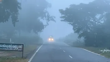 Dense fog disrupts traffic movement in Mohana
