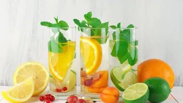 5 natural ingredients to transform your daily water into a healthier, flavourful drink