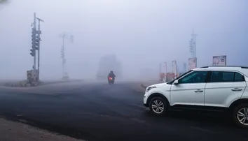 Dense fog blankets Odisha; traffic disrupted in Cuttack, Bhubaneswar as cold wave continues