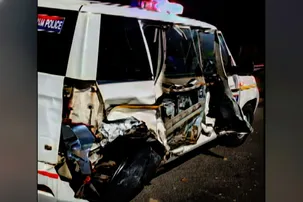 Car rams into PCR van on Puri–Bhubaneswar NH; 4 youths detained