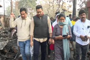 BMC Mayor Sulochana Das and Commissioner Chanchal Rana visit fire mishap site