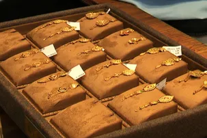 Gold and silver prices fall for second consecutive day