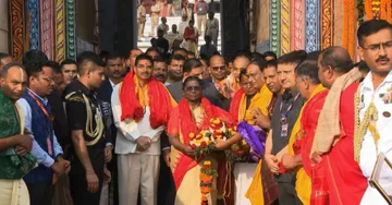 President Droupadi Murmu performs ancestral rituals in Puri, offers prayers at Jagannath temple Photograph: (OTV)