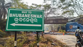 Trailer carrying iron rods plunges 30 feet at Khalikote Ghat on NH-16, driver critical